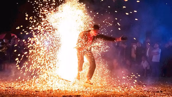 Lễ nhảy lửa đã được đông đảo du khách, người dân các địa phương tìm đến chiêm ngưỡng.
