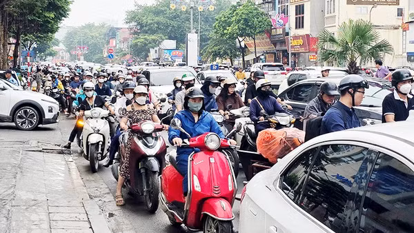 Giờ tan làm thường ngày ở Hà Nội. Ảnh: NAM NGUYỄN