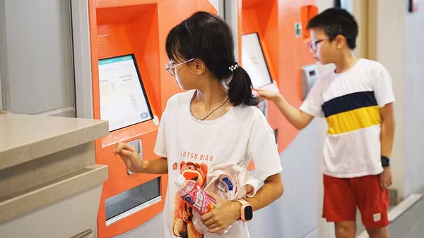 Từ 1/9/2026, Thành phố Hà Nội chính thức triển khai hệ thống vé điện tử liên thông giữa đường sắt đô thị và xe bus. Ảnh:NAM HẢI