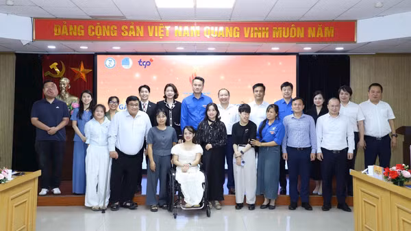 Các đại biểu chụp ảnh cùng thanh niên khuyết tật tiêu biểu tại lễ ra mắt chương trình "Tỏa sáng Nghị lực Việt" năm 2026. Ảnh: ĐĂNG HẢI