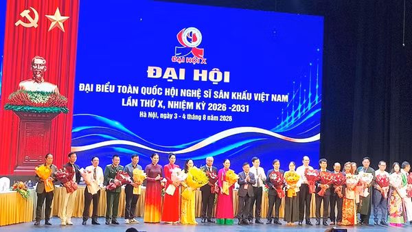 Ban Chấp hành khóa X ra mắt đại hội.