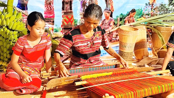 Người S'tiêng vẫn giữ được kỹ thuật dệt truyền thống.