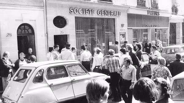 Khung cảnh hỗn loạn bên ngoài ngân hàng Societe Generale sau khi bị trộm. Ảnh: GETTYIMAGES