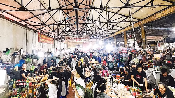 Một góc hàng quà chiều trong chợ Cát Bi.