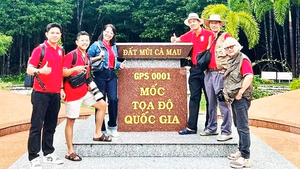 Du khách thú vị khi được chạm mốc GPS 0001 tọa độ Quốc gia.