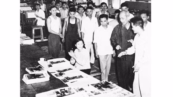 Chủ tịch Hồ Chí Minh thăm cán bộ, công nhân Nhà máy in Tiến Bộ, Hà Nội ngày 13/5/1959. Ảnh tư liệu 