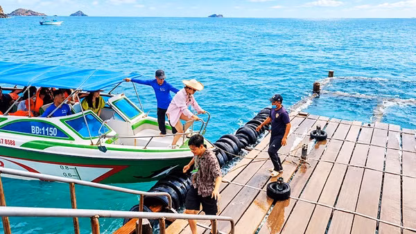 Người dân Nhơn Hải có thêm sinh kế từ các dịch vụ du lịch biển.