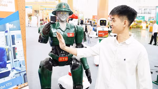 Sản phẩm robot được các công ty giới thiệu tại triển lãm công nghệ. Ảnh: NGUYỆT ANH