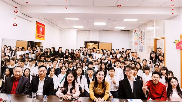 Các thầy, cô và học sinh tham dự lễ khai giảng năm học mới. Ảnh: TUẤN PHONG