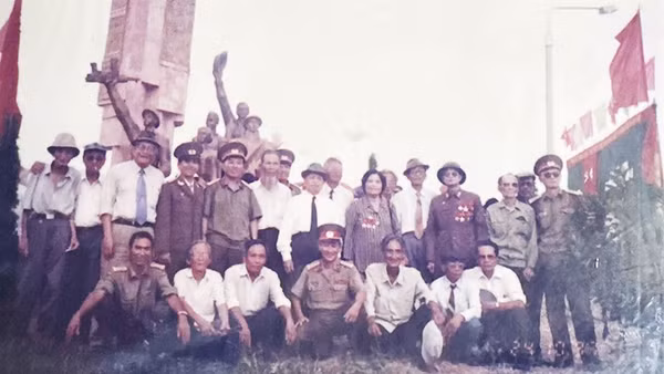 Kỷ niệm chiến thắng Sông Lô tại Đoan Hùng - Phú Thọ năm 1997. Ảnh tư liệu gia đình ông Đỗ Thiện - cán bộ tác chiến pháo binh Khu 10