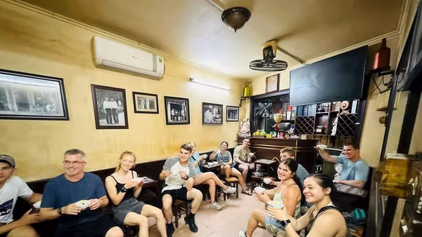 Du khách trải nghiệm cà-phê trứng tại Giảng Cafe.
