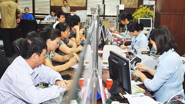 Người dân lựa chọn gửi tiền tiết kiệm để bảo toàn vốn khi các kênh đầu tư khác còn nhiều biến động. Ảnh: NAM ANH