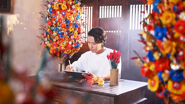 Nhà thiết kế Lê Trọng Hoàng trong chuyến đi tìm hiểu nghề làm hoa giấy Thanh Tiên. Ảnh: NVCC