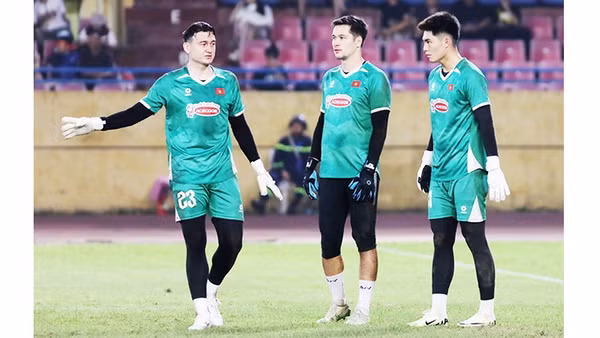 Thủ môn Đặng Văn Lâm (ngoài cùng bên trái) đã trở lại tập luyện. Ảnh: LÊ MINH