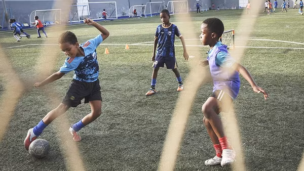 Các học viên trẻ luyện tập tại Học viện Bola Pra Frente. Ảnh: REUTERS