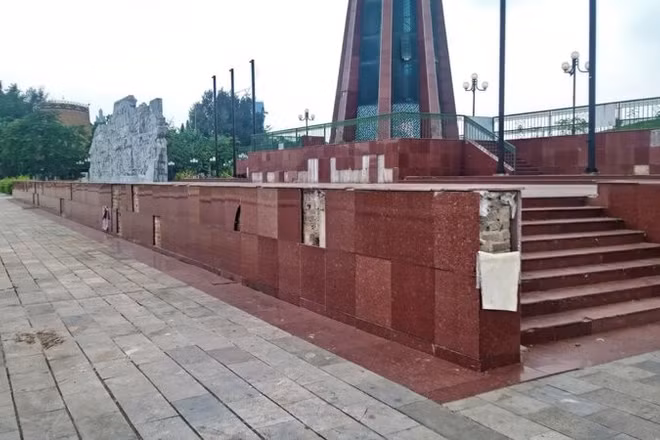 Nhiều tấm ốp lát trang trí khu vực sân khấu Quảng trường Võ Nguyên Giáp bị bong bật.