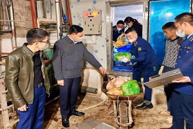 Lãnh đạo Sở Công thương và Chi cục Quản lý thị trường Thái Nguyên chỉ đạo xử lý vụ buôn bán 4,5 tấn gà không rõ nguồn gốc tại xã Tân Cương.