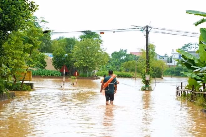 Mưa to xuất hiện lũ lớn tại xã miền núi Phú Đình.