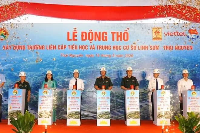 Các đại biểu thực hiện nghi thức động thổ xây dựng Trường liên cấp tiểu học và trung học cơ sở Linh Sơn.