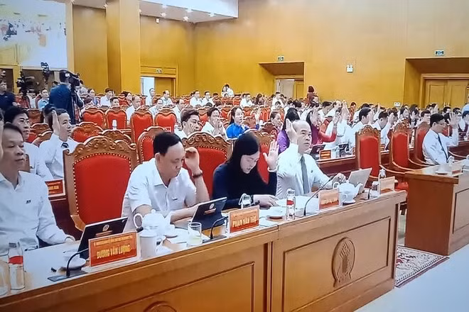 Các đại biểu Hội đồng nhân dân tỉnh Thái Nguyên biểu quyết thông qua nghị quyết về chất vấn và trả lời chất vấn.