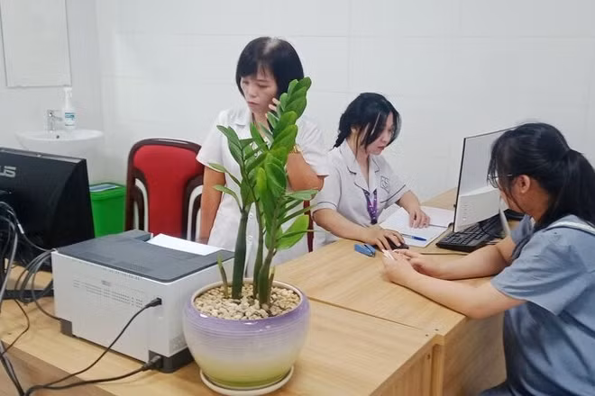 Bác sĩ Trung tâm Sàng lọc chẩn đoán trước sinh và sơ sinh khám, tư vấn cho phụ nữ mang thai.