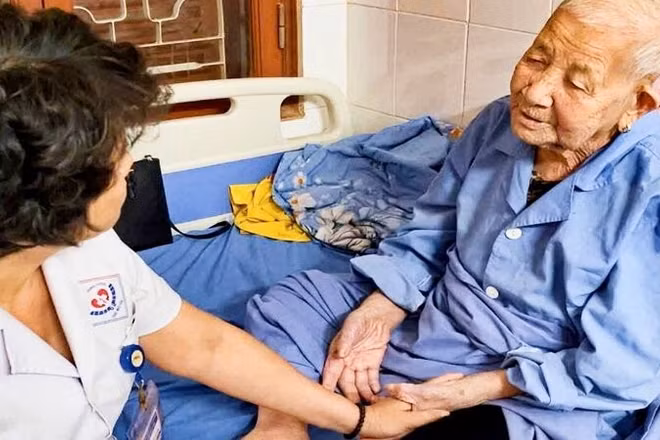 Bác sĩ Chuyên khoa II Hoàng Thanh Phương, Trưởng Khoa Nội Tiêu hóa, người thực hiện kỹ thuật nội soi thăm hỏi và chúc mừng cụ D. trước khi xuất viện.