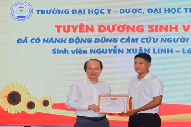 Giáo sư, Tiến sĩ Nguyễn Tiến Dũng, Hiệu trưởng Trường đại học Y-Dược Thái Nguyên tặng Giấy khen sinh viên Nguyễn Xuân Linh tại lễ tuyên dương.