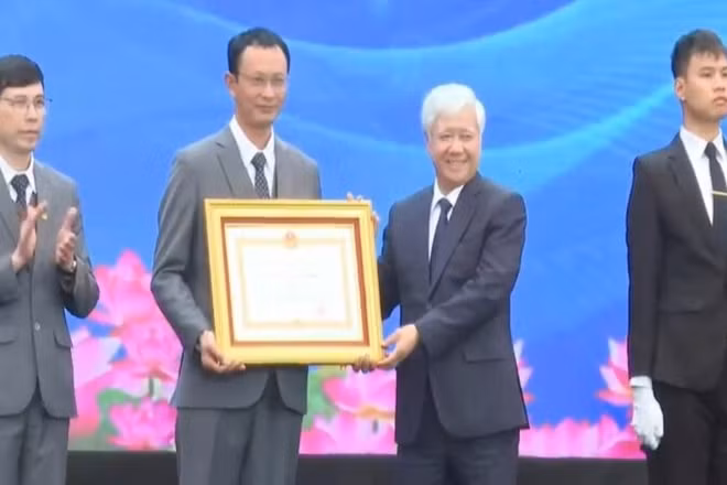 Đồng chí Đỗ Văn Chiến trao Huân chương Lao động hạng Nhì cho Trường đại học Kỹ thuật Công nghiệp Thái Nguyên.