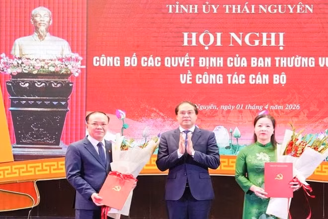 Bí thư Tỉnh ủy Thái Nguyên Trịnh Xuân Trường trao quyết định cho đồng chí Nguyễn Thị Vũ Anh và đồng chí Đỗ Xuân Hòa.