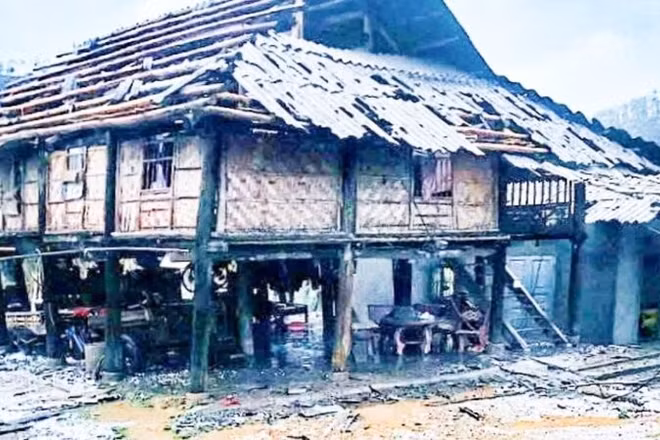 Nhà dân ở xã Yên Trạch bị tốc mái.
