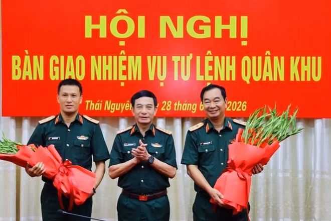 Đại tướng Phan Văn Giang chúc mừng Trung tướng Trương Mạnh Dũng và Thiếu tướng Trần Xuân Mạnh. 