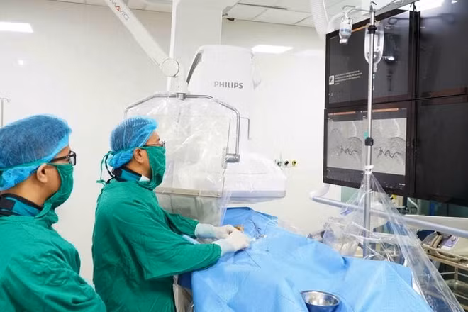 Thầy thuốc Bệnh viện Trung ương Thái Nguyên thực hiện kỹ thuật nút mạch gan.