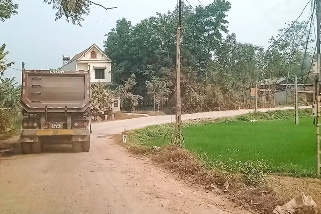 Nhiều đoạn trên tuyến 269B chưa được nâng cấp, đường nhỏ hẹp, có nguy cơ mất an toàn giao thông.