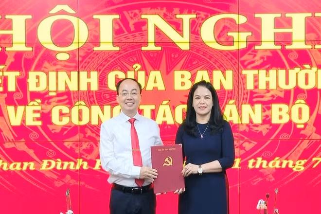 Đồng chí Nguyễn Đăng Bình trao quyết định của Ban Thường vụ Tỉnh ủy cho đồng chí Hoàng Thị Minh Thu.