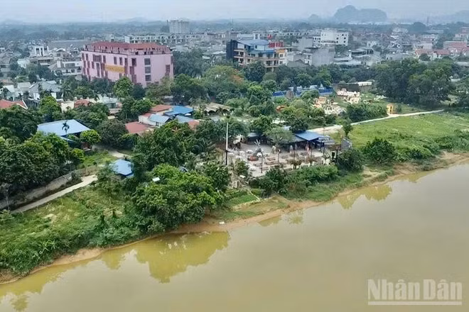 Nhà hàng lẩu gạch tôm sông ở Khu đô thị Picenza, phường Linh Sơn vi phạm hành lang thoát lũ sông Cầu bị kiểm tra, xử lý. (Ảnh: THẾ BÌNH)