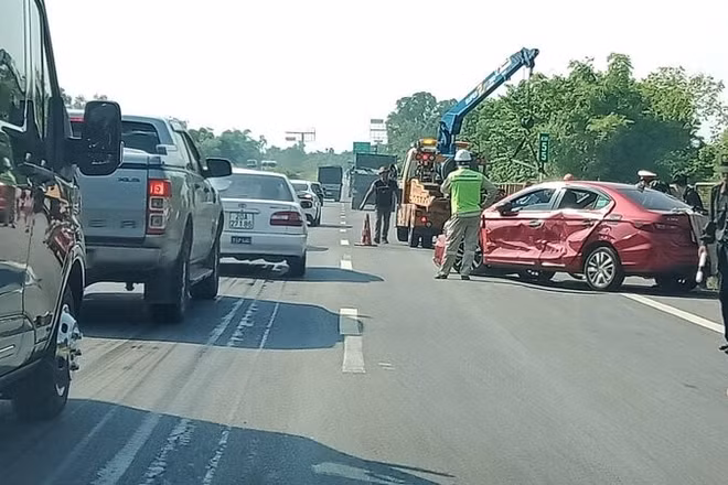 Vụ tự gây tai nạn sáng 27/5 làm ùn tắc dài trên cao tốc Hà Nội-Thái Nguyên, làm nhiều lái xe bức xúc. 