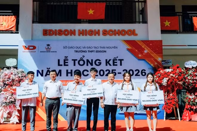 Lãnh đạo đơn vị chủ quản Trường trung học phổ thông Edison trao học bổng cho học sinh xuất sắc trong lễ tổng kết năm học đầu tiên.