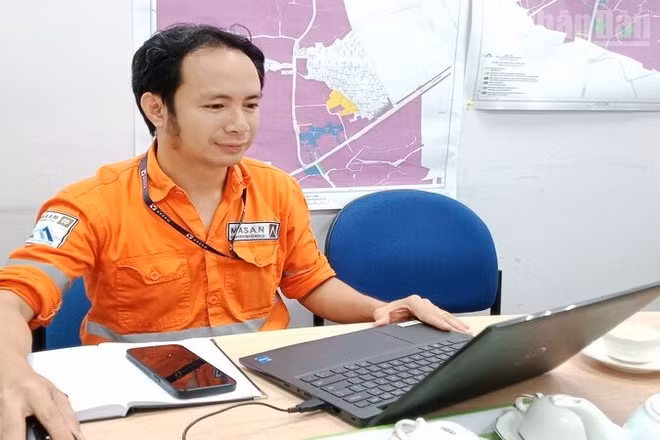 Kỹ sư Dương Văn Đức thay thế chuyên gia nước ngoài làm Giám đốc Vận hành Nhà máy tinh luyện Vonfram Masan. (Ảnh: THẾ BÌNH)