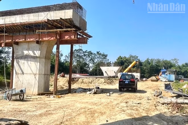 Nhiều vị trí đường dẫn cầu Đồng Liên phía Hương Sơn dài khoảng 1,2km chưa được giải phóng mặt bằng. (Ảnh: THẾ BÌNH)