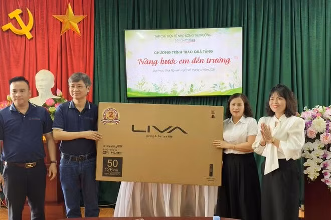 Lãnh đạo Tạp chí điện tử Nhịp sống thị trường tặng tivi làm phương tiện giảng dạy, học tập cho Trường mầm non Tân Thái.