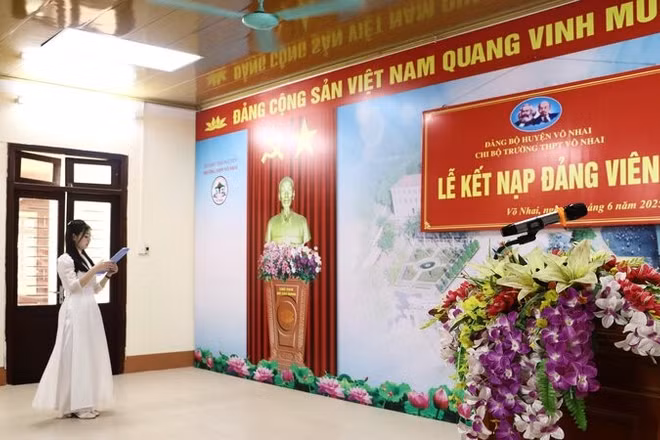 Trong hai năm 2024 và 2025, 8 học sinh Trường trung học phổ thông Võ Nhai (Thái Nguyên) được đứng trong hàng ngũ của Đảng.