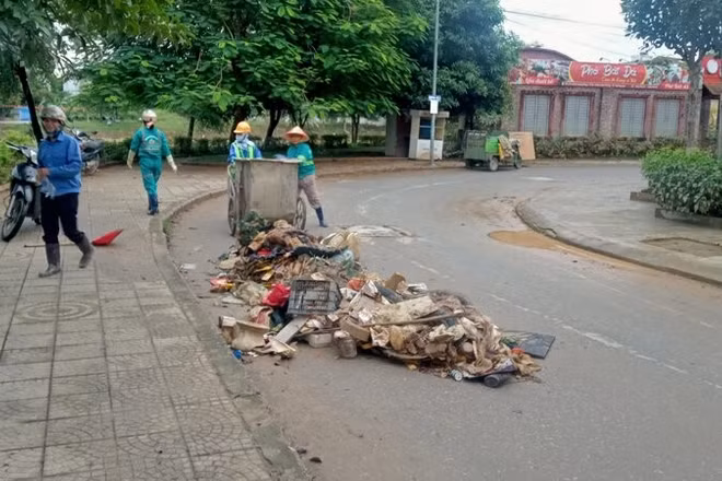 Công nhân Công ty cổ phần Môi trường và Công trình đô thị Thái Nguyên tập kết rác thải để vận chuyển đi xử lý.