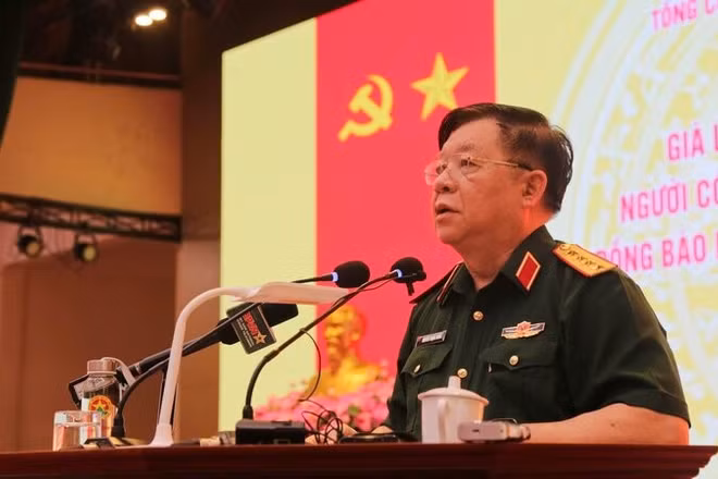 Đại tướng Nguyễn Trọng Nghĩa phát biểu ý kiến tại buổi gặp mặt.