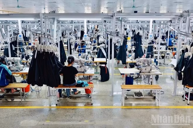 Là doanh nghiệp may mặc xuất khẩu lớn nhất tỉnh Thái Nguyên, doanh thu trong 8 tháng đầu năm 2026 của Công ty cổ phần Đầu tư và Thương mại TNG đạt 7.236 tỷ đồng, tăng 22%. (Ảnh: THẾ BÌNH)