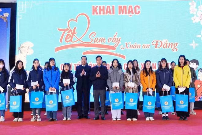 Tỉnh Thái Nguyên dự kiến sẽ tặng mỗi hộ nghèo và cận nghèo 600 nghìn đồng để đón Tết Bính Ngọ.
