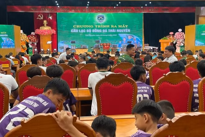 Ra mắt FC Thái Nguyên trước người hâm mộ. (Ảnh: CTV)