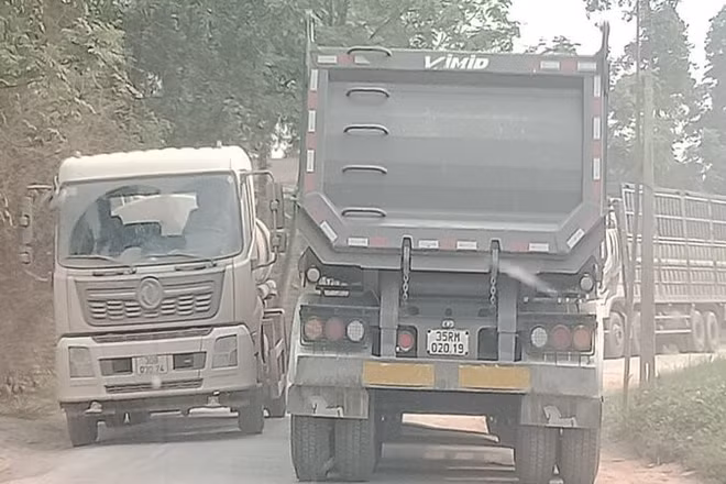 Xe chở đất trên đường 269B gây ô nhiễm môi trường và mất an toàn giao thông.