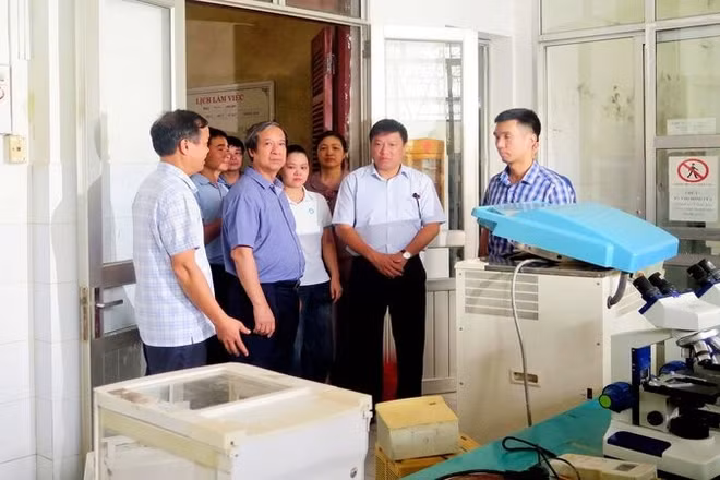 Bộ trưởng Nguyễn Kim Sơn chia sẻ với những thiệt hại rất lớn của ngành giáo dục và đào tạo Thái Nguyên.