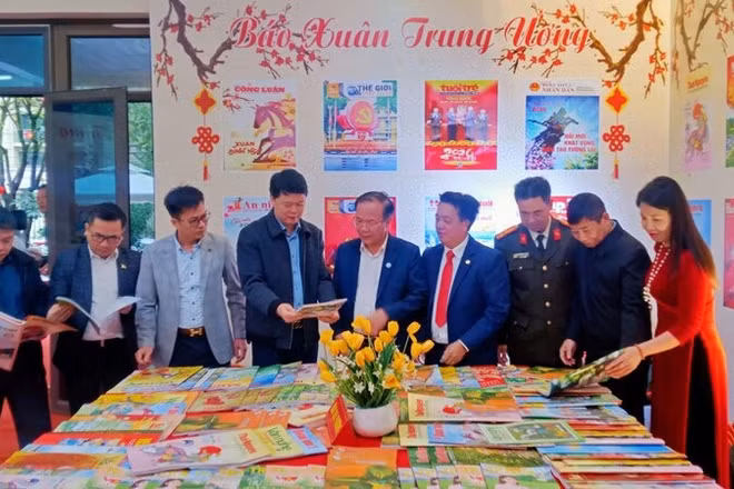 Các đại biểu tham quan gian trưng bày, đọc báo Xuân.