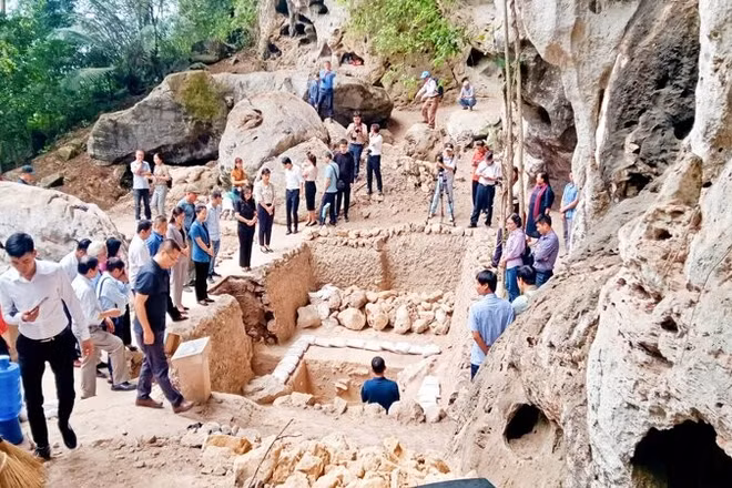Nhiều nhà khảo cổ, nhà khoa học, đại biểu tham quan di chỉ Mái Đá Ngườm lần thứ 6 năm 2025.